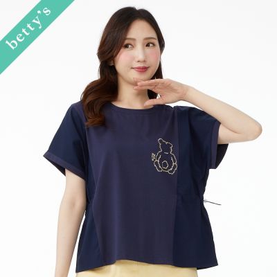 betty’s貝蒂思　小熊背影刺繡拼接上衣(深藍色)