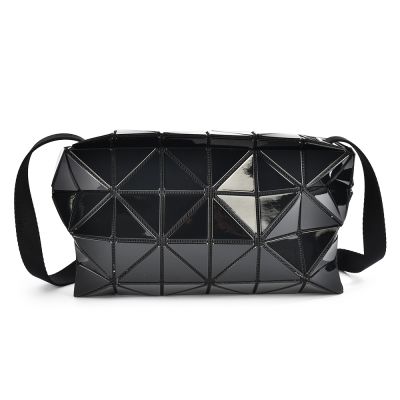 ISSEY MIYAKE 三宅一生BAOBAO CARTON ６x４亮面漆皮方格立體斜背包-黑色