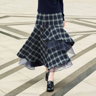 ILEY伊蕾 不對稱細網拼接修身格紋長裙(深藍；M-XL)