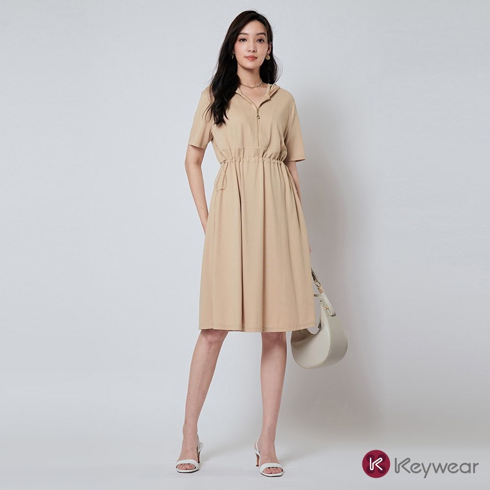 KeyWear奇威名品    連帽半開襟收腰短袖洋裝-卡其色