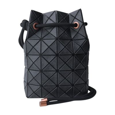 ISSEY MIYAKE  BAOBAO 條紋幾何方格拉束斜背包(霧面黑)小款
