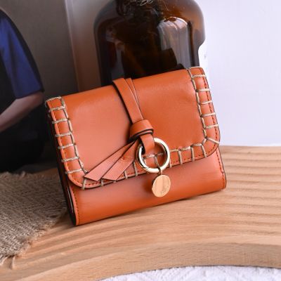CHLOE ALPHABET 經典LOGO吊墜縫線飾邊小牛皮三折零錢短夾(橘)