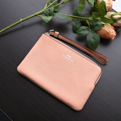 COACH Corner Zip經典荔枝防刮皮革簡約拉鍊小手拿包(淺粉)