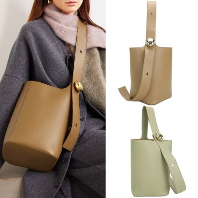 LOEWE 羅威 Pebble 中型小牛皮斜背水桶包-多色可選