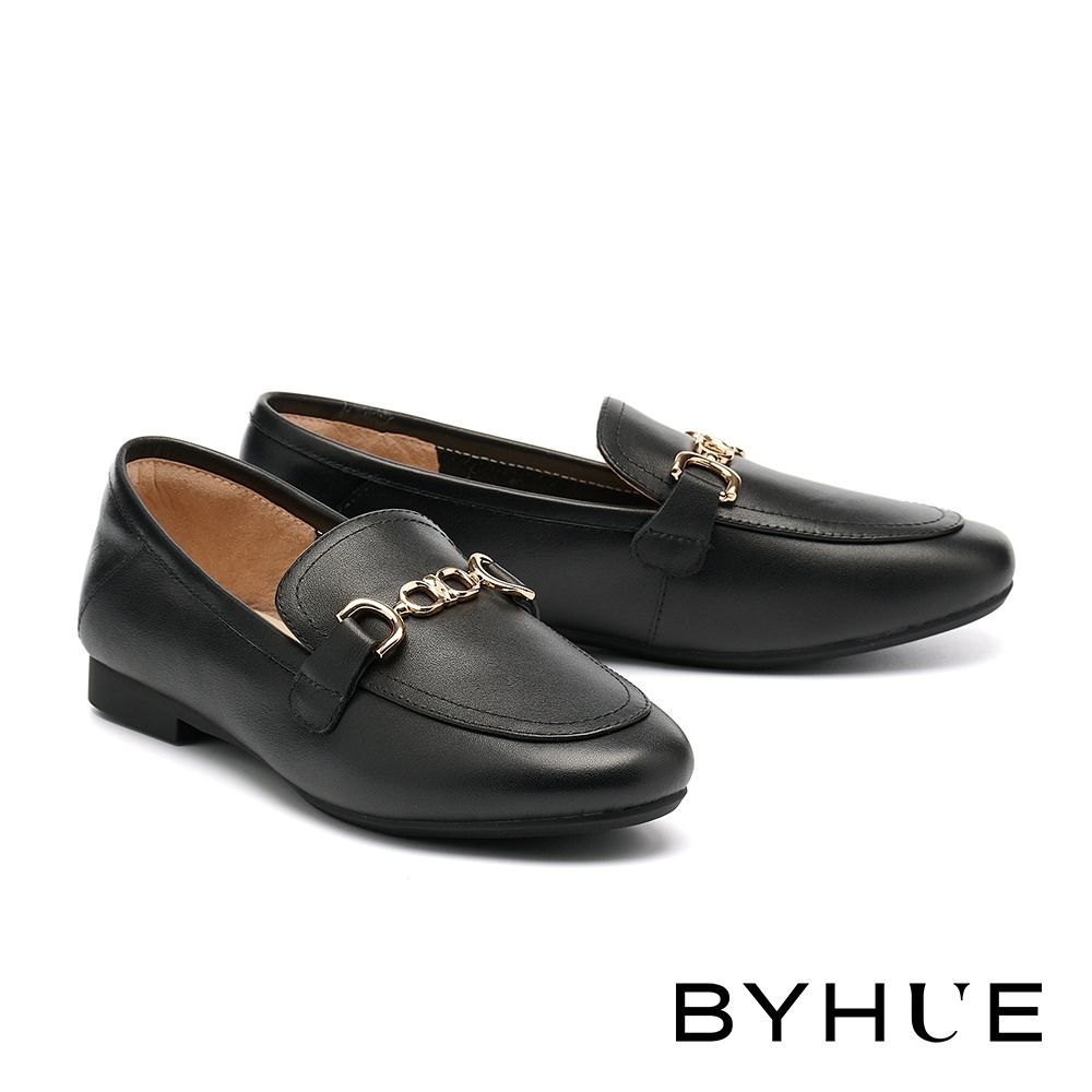 低跟鞋 BYHUE 別致時尚造型釦全真皮軟芯Q底樂福低跟鞋－黑