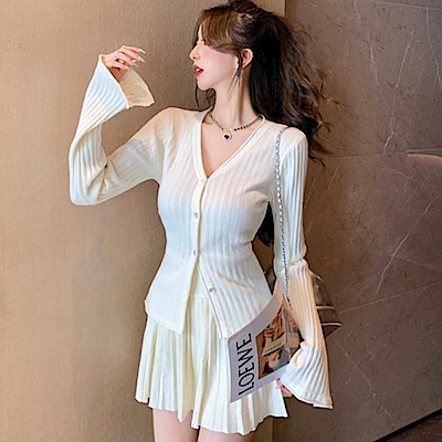 La Belleza韓版V領捲邊滾邊排釦針織毛衣+針織百摺短裙兩件式套裝