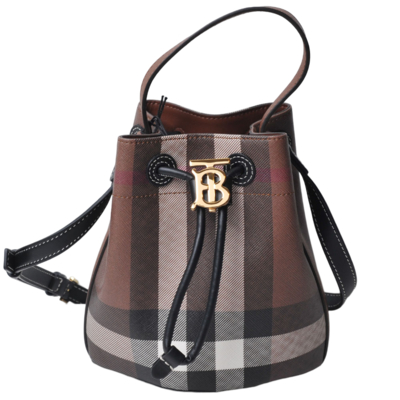 BURBERRY博柏利 格紋塗層手提 斜背波士頓包 BURBERRY博柏利全新推出的格紋塗層手提斜背波士頓包,為兩用設計,適合日常與正式場合使用。提供典藏米、深樺木棕、軍綠三種顏色選擇,外層材質包含牛皮、棉布與合成皮,搭配金屬裝飾,展現經典英倫風格。內層材質依商品而定,無內部與外部夾層,提把高度約6公分,背帶長度可拆可調,適合手提或斜背使用。商品為真品義大利平行輸入,無附贈禮盒與紙袋,請於下單前確認。