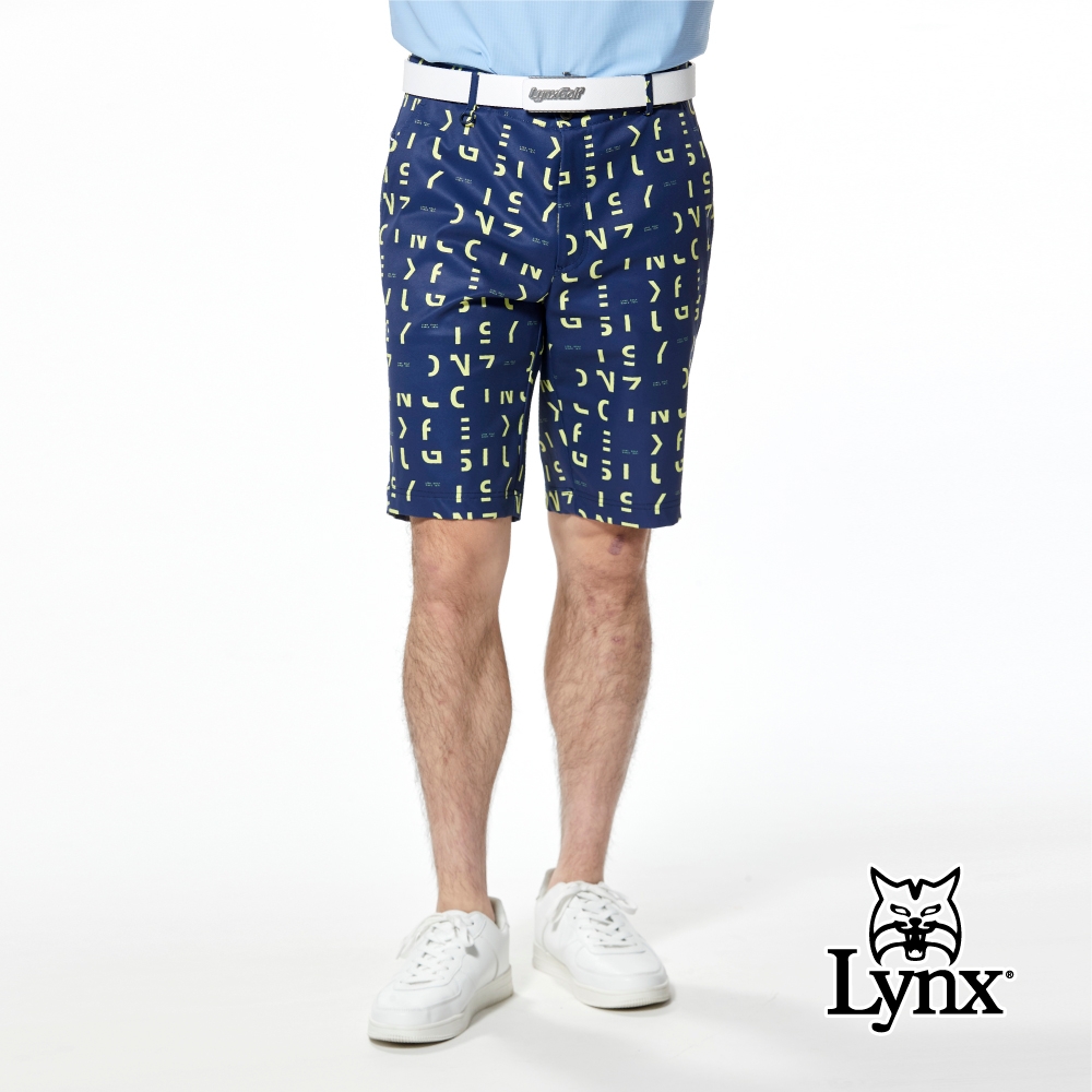 【Lynx Golf】男款防潑水彈性舒適Lynx字樣印花透氣織帶剪接山貓鉚釘造型口袋平口休閒短褲(二色) (深藍色)