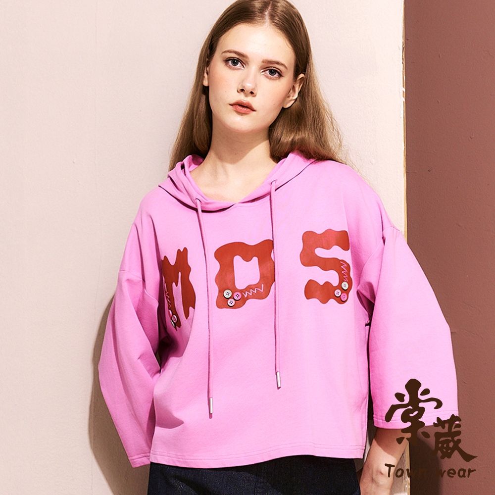 【TOWNWEAR棠葳】馬卡龍釦飾棉質帽T(女上衣/女上著/抽繩/長袖/字母/文字/休閒) (桃紅色系)