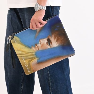 COACH 人像畫風帆布拉鍊大手拿包/萬用包(藍)