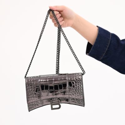 BALENCIAGA巴黎世家 BALENCIAGA Hourglass 經典鱷魚壓紋小牛皮WOC斜背鍊包(金屬黑)
