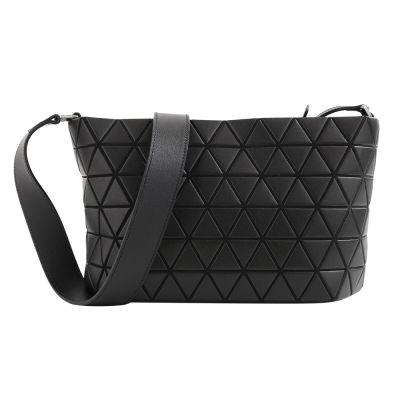 ISSEY MIYAKE  BAOBAO 皮革背帶三角格拉鍊斜背包(霧面黑)