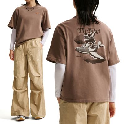 Nike NSW GFX Tee Boxy 女款 亞麻色 寬鬆剪裁 標籤圖騰 短袖 IR7589-214
