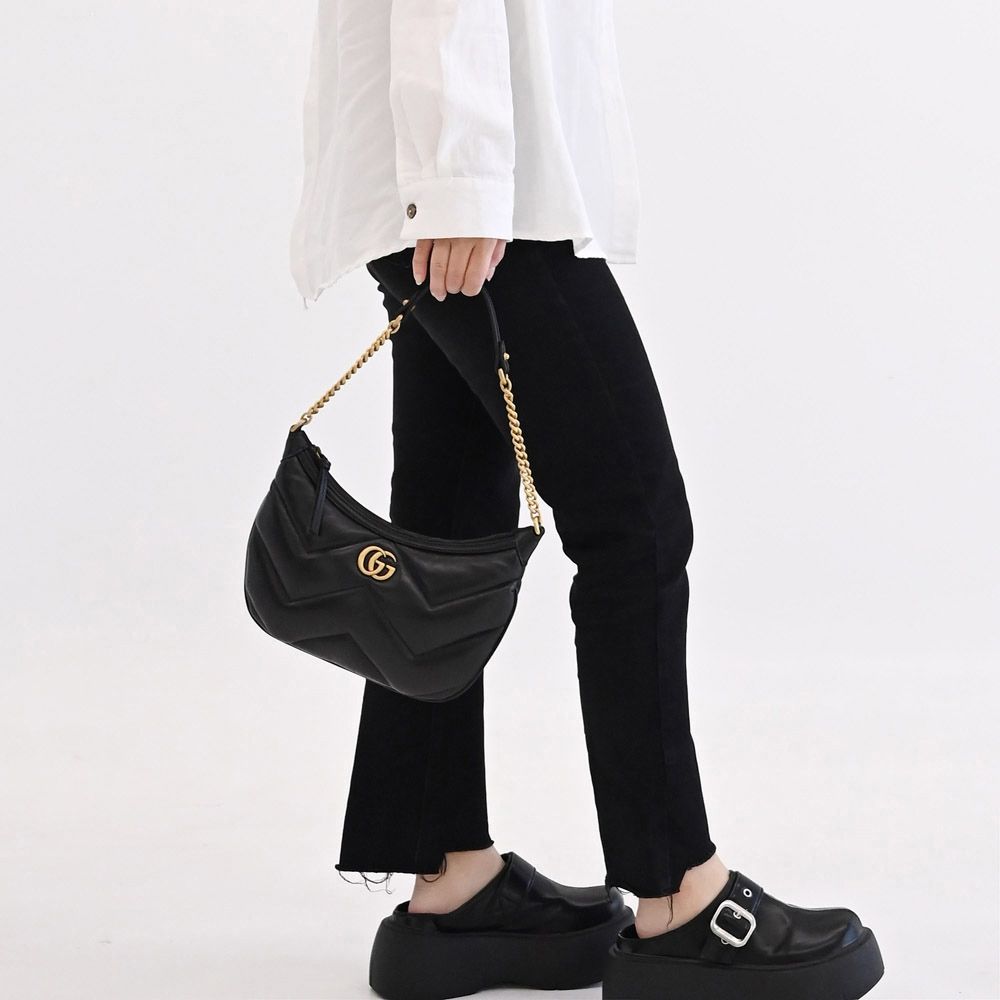 GUCCI GG Marmont 金屬LOGO絎縫皮革單肩鍊包/彎月包(黑)