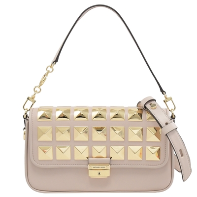 MICHAEL KORS Bradshaw 滿板裝飾鉚釘肩斜背翻蓋兩用包(柔粉)