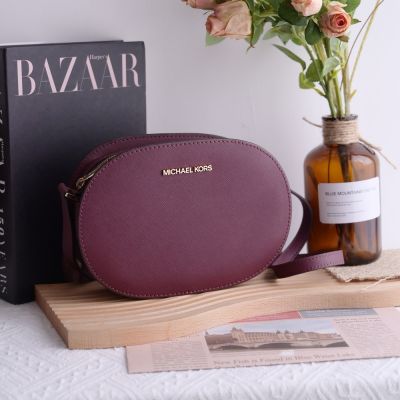 MICHAEL KORS JET SET 金屬LOGO防刮橢圓拉鍊斜背包(酒紅)