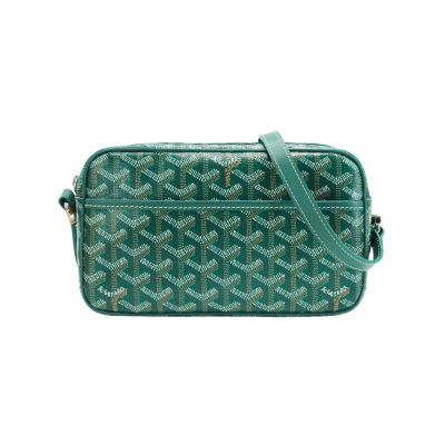 GOYARD高雅德 經典 CAP-VERT LOGO 帆布拉鍊斜背相機包 GOYARD高雅德經典CAP-VERT LOGO帆布拉鍊斜背相機包,黑色系設計,外層為牛皮與帆布材質,內層為布面,配備原廠防塵袋。尺寸為長23cm、寬7cm、高13cm,背帶全長約109cm,適合女性使用,拉鍊式開口,內外各有一個袋數,不附底珠與可放A4功能。來自法國製造,商品來源為歐洲。