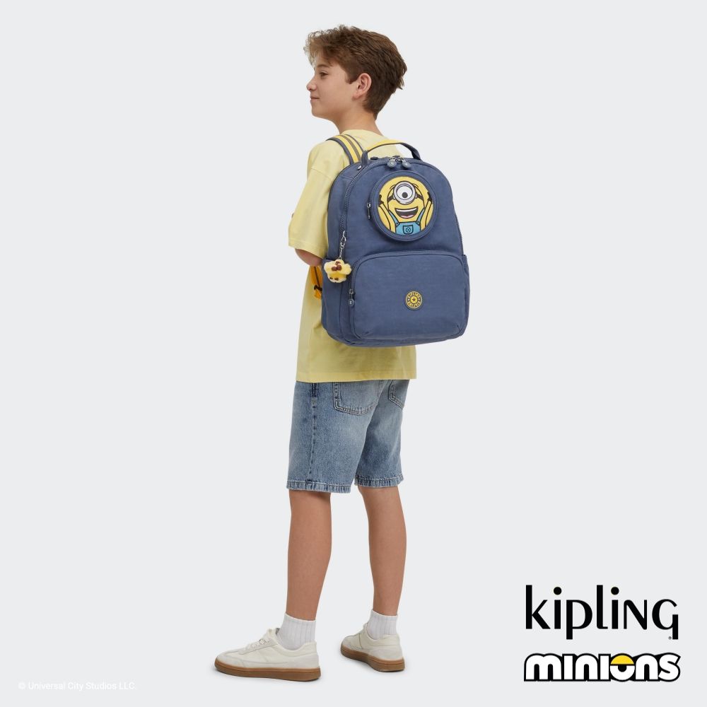 『首爾包』KIPLING x MINIONS 丹寧藍活力潮流機能後背包-SEOUL LAP WINDOW