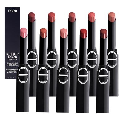 Christian Dior 迪奧 巨星持色唇膏 #390 紅毯玫瑰 是一款高顯色度、持久不脫色的唇部彩妝產品,適合各種膚質使用。採用高品質配方,提供豐潤滋養效果,讓雙唇保持水潤與完美妝感。產地依商品包裝顯示,儲存期限為36個月,為您帶來專櫃級的奢華體驗。 Christian Dior迪奧 巨星持色唇膏