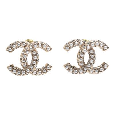 CHANEL 經典珍珠水鑽鑲嵌CC LOGO穿式耳環(金色)
