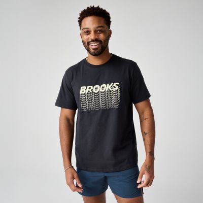 BROOKS 男 Graphic 短袖上衣 經典黑/欣悅黃 (211591028)