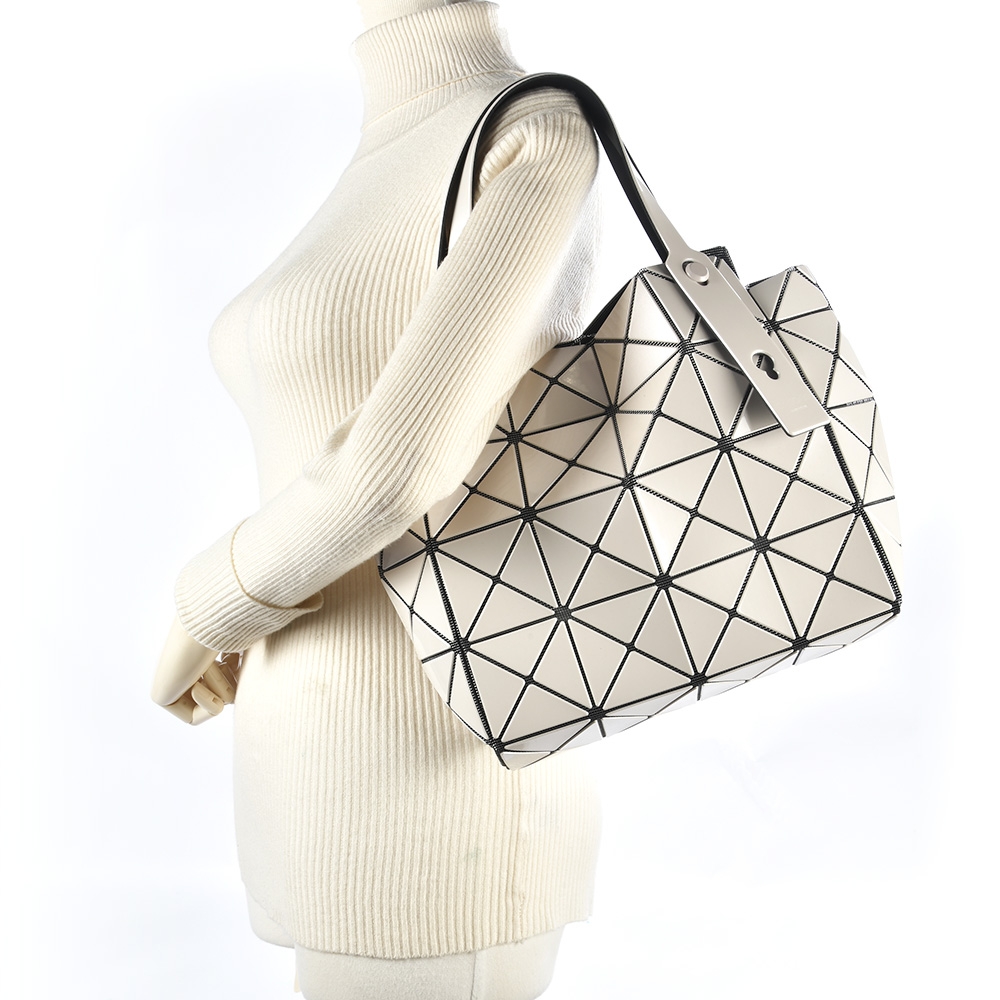 ISSEY MIYAKE 三宅一生BAOBAO 亮面方格4x4手提/肩背包-象牙白色