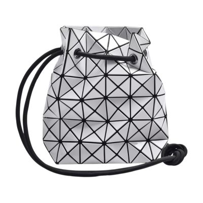 ISSEY MIYAKE 三宅一生BAOBAO WRING亮面抽繩水桶包(白色)