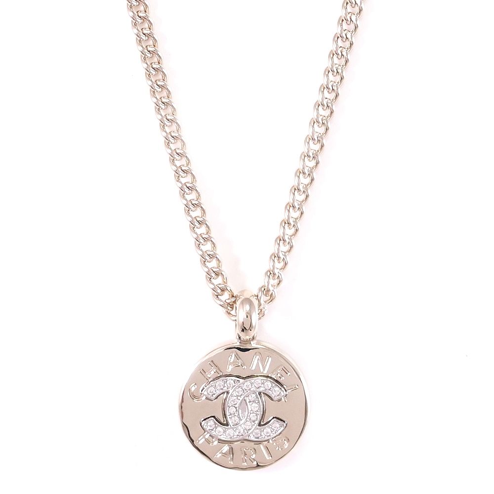 CHANEL 圓牌造型雙C LOGO水晶鑲嵌鎖骨鍊/項鍊(淡金)