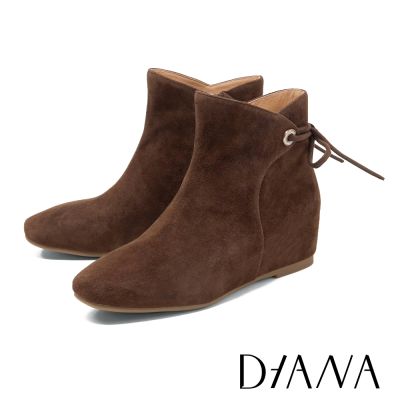 DIANA 率性麂皮後綁帶內增高短靴 棕色