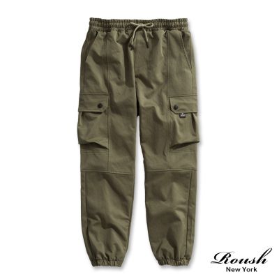 Roush 雙口袋銅牌設計寬版硬挺工裝束口褲(2525550)