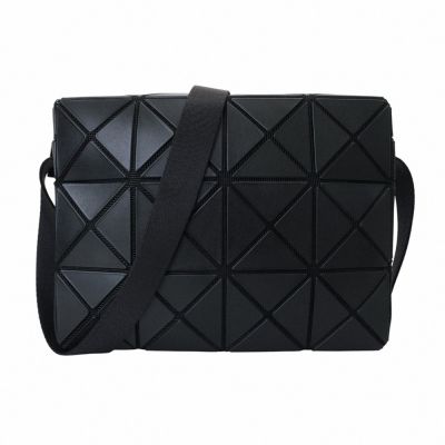 ISSEY MIYAKE BAOBAO 幾何皮質方格立方斜背包(霧面黑)中款