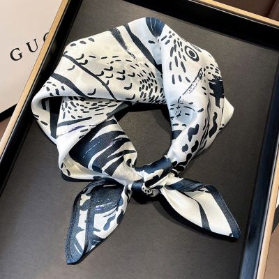 【JC Collection】純蠶絲柔軟舒適復古印花圖案四季百搭領巾絲巾(藍色邊)