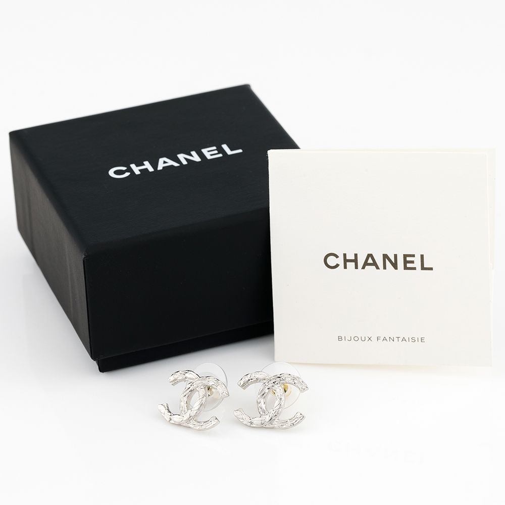 CHANEL 香奈兒 雙C耳環(銀/不平整雕刻風雙C)