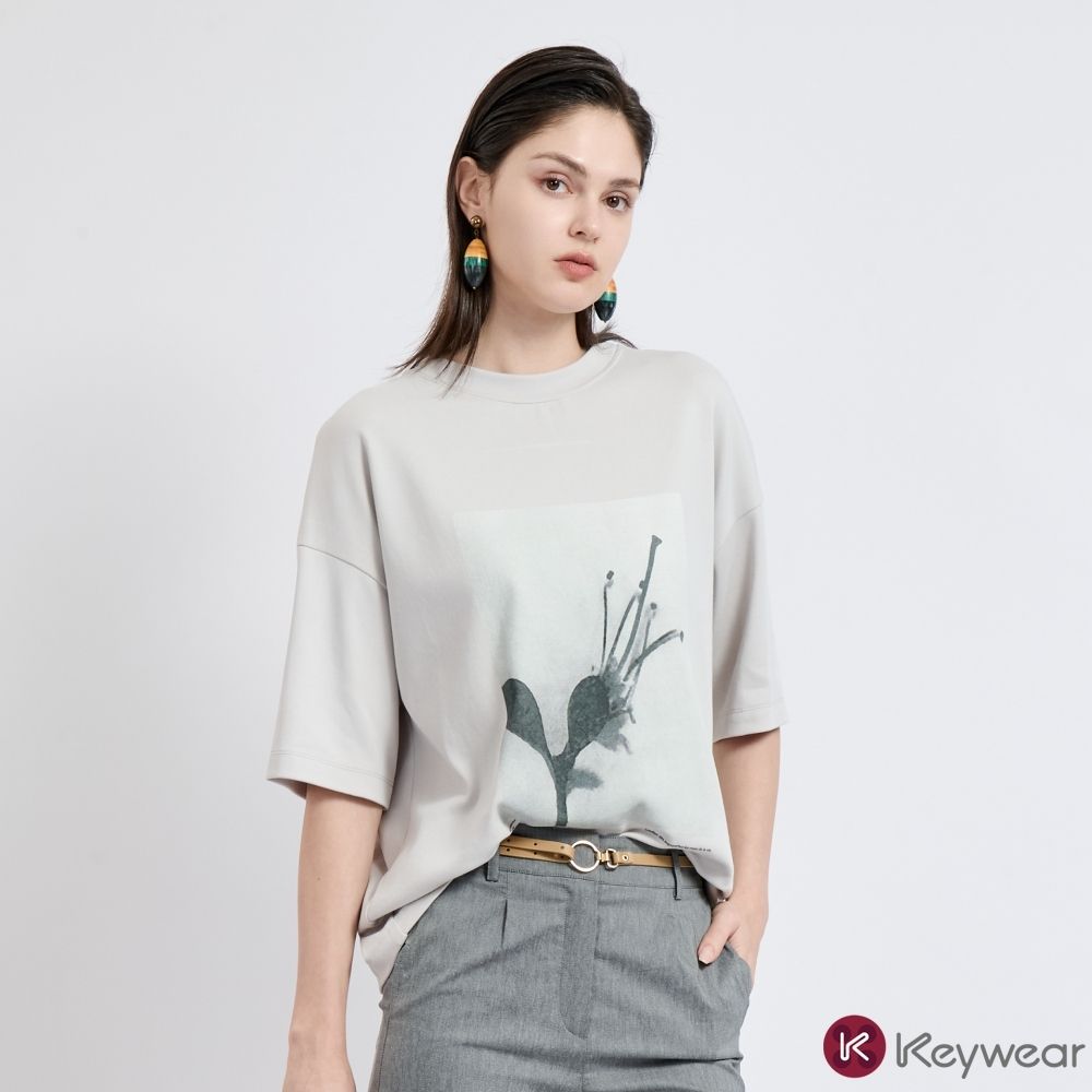 KeyWear奇威名品    藝術印花微彈五分袖上衣(共2色)-淺灰色