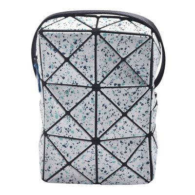 ISSEY MIYAKE 三宅一生 BAOBAO CITY系列2X3磨石子斑點啞光壓紋拉鍊肩背/斜背包(石膏灰白色)