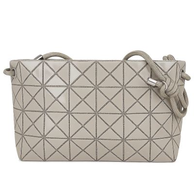 ISSEY MIYAKE 三宅一生 BAOBAO 米色亮面三角格4x6繩結斜背/肩背包