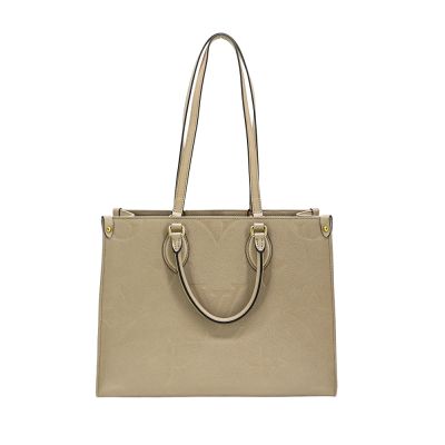 LV LOUIS VUITTON路易威登 M45607 經典 ONTHEGO MM Empreinte 牛皮手提 / 肩背包 全新 LOUIS VUITTON 路易威登 M45607 經典 ONTHEGO MM Empreinte 牛皮兩用包,卡其色系設計,適合日常出勤與休閒使用。內附原廠防塵套,尺寸為長35cm x 寬15cm x 高26cm,提把高度12cm,肩帶垂至包身26cm,內有3個內袋,無底珠與外袋,法國製造,來自歐洲,適合女性使用。