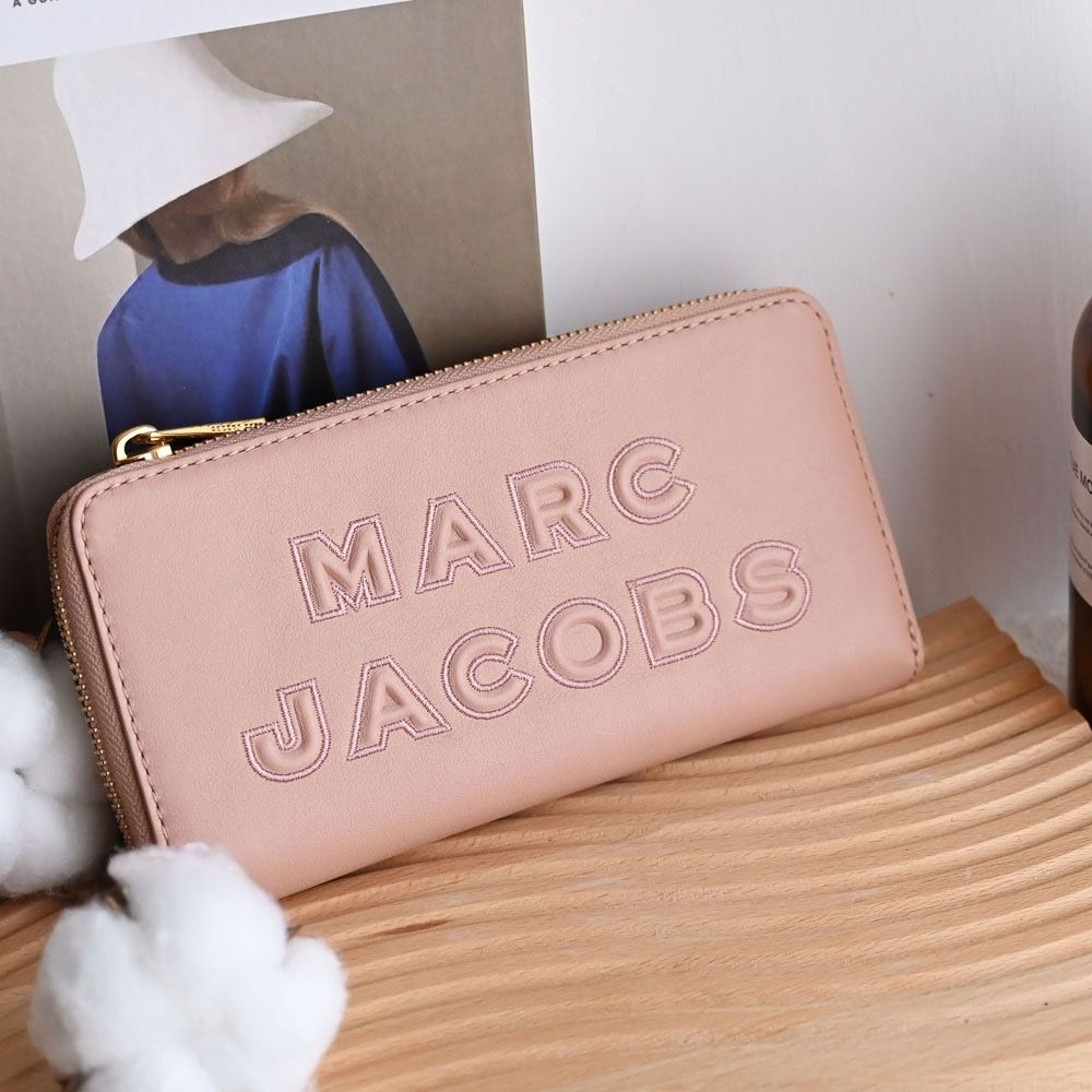 MARC JACOBS 立體大LOGOㄇ字拉鍊長夾(裸粉色-全新福利品)