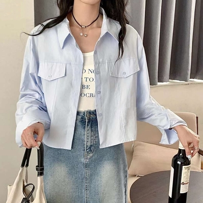 La Belleza休閒風短版外搭水洗棉假口袋開釦襯衫+英文字背心兩件式