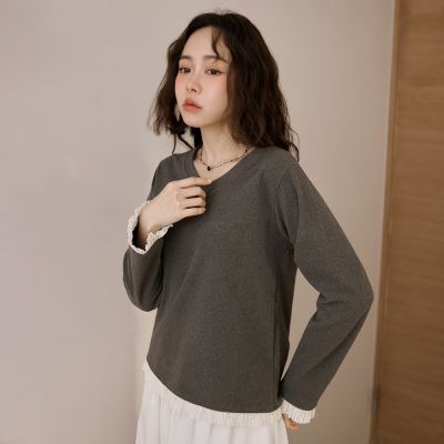 OB嚴選-純色V領拼接珍珠飾蕾絲上衣《AB20804-》