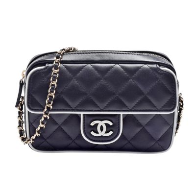 CHANEL 經典白色琺瑯雙C LOGO菱格紋羊皮白色滾邊相機包/斜揹包(黑色)