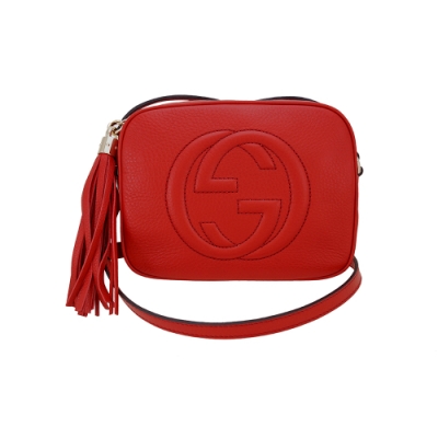 GUCCI古馳經典SOHO DISCO系列大LOGO流蘇吊飾小牛皮斜揹包，以紅色系為主色，外層為高階小牛皮質感，內層採用帆布材質，提供2個內袋設計，方便分類收納。背帶長度134cm，適合日常出勤與通勤使用，為時尚與實用兼具的時尚配件。