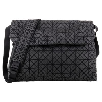 ISSEY MIYAKE 幾何細方格釦式斜背郵差包(霧黑)大
