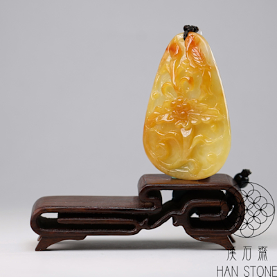 お得品‼️新入荷❣️天然A貨翡翠 厚重感、満工【花開富貴、鳳穿牡丹】　鑑定書付き 漢石齋】天然翡翠A貨花開富貴玉佩吊墜紅黃翡種(41*56*7mm) | 漢石齋