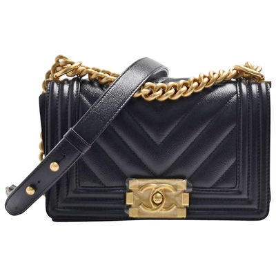 CHANEL香奈兒 CHANEL 經典BOY系列V字紋牛皮金屬釦壓邊仿舊金鍊肩背包(黑色20cm)