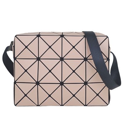 ISSEY MIYAKE 三宅一生 BAOBAO 米色皮質三角格3x4立體小型斜背包