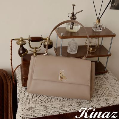 KINAZ 鑽石金屬轉鎖三層掀蓋斜背肩背包-柔晶砂杏-微鑽系列