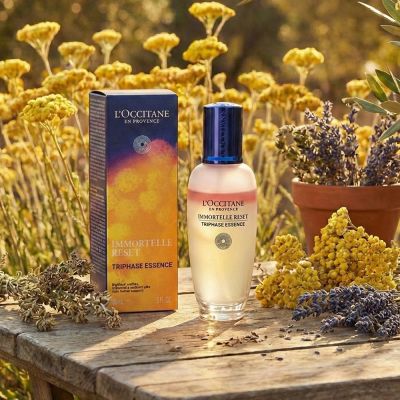 L'OCCITANE歐舒丹 光萃肌活精華水,專為大人設計,適用於臉部與眼部,提供肌膚深層滋養與活化。為國內專櫃公司貨,品質有保障,適合各種膚質使用,容量為150ml,儲存期限為3年,請詳見產品包裝標示。 L'OCCITANE歐舒丹 光萃肌活精華水