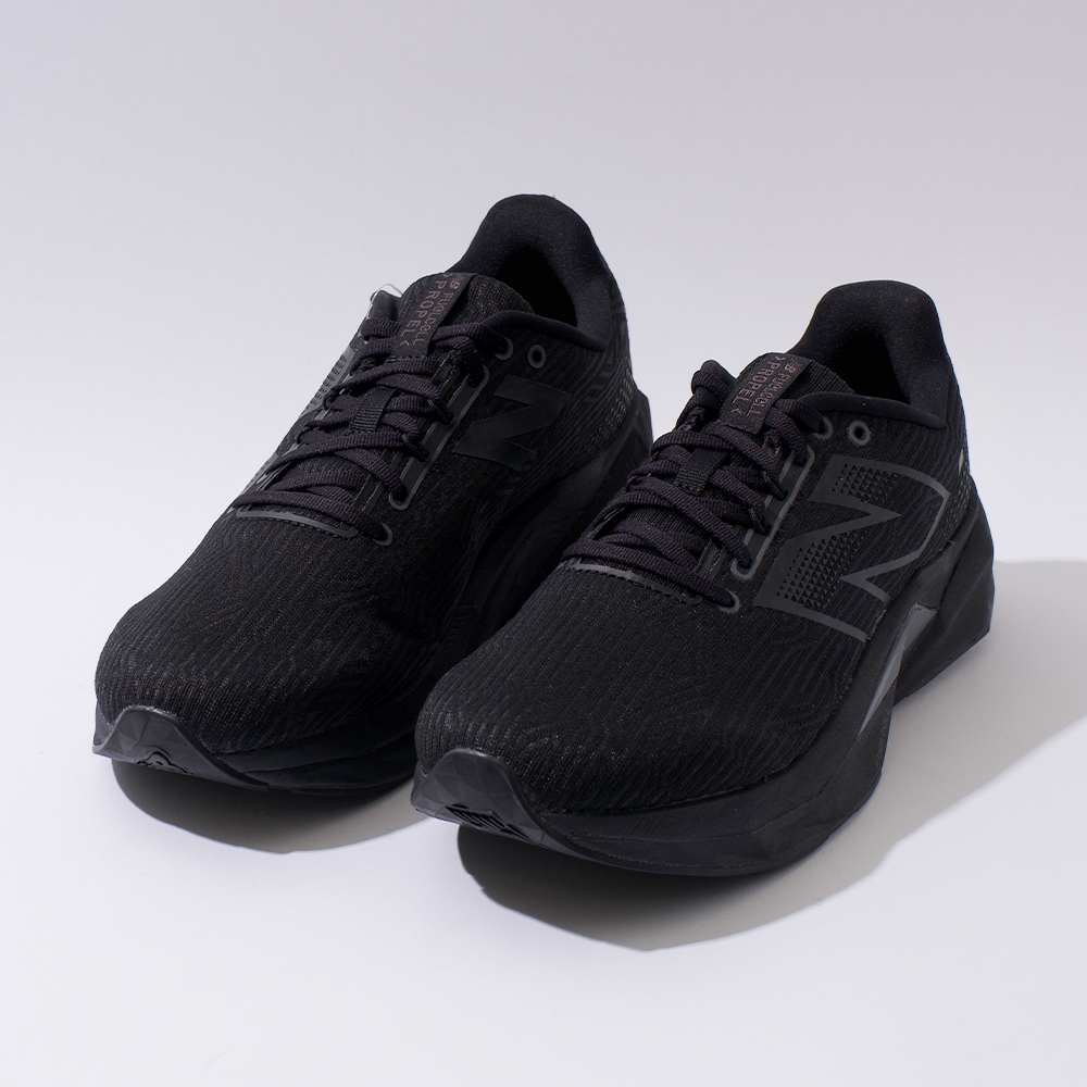 New Balance FuelCell Propel v5 男鞋黑色2E寬楦緩震運動慢跑鞋