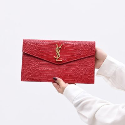 YSL Saint Laurent UPTOWN 金屬LOGO鱷魚壓紋小牛皮翻蓋磁釦大手拿包(紅)